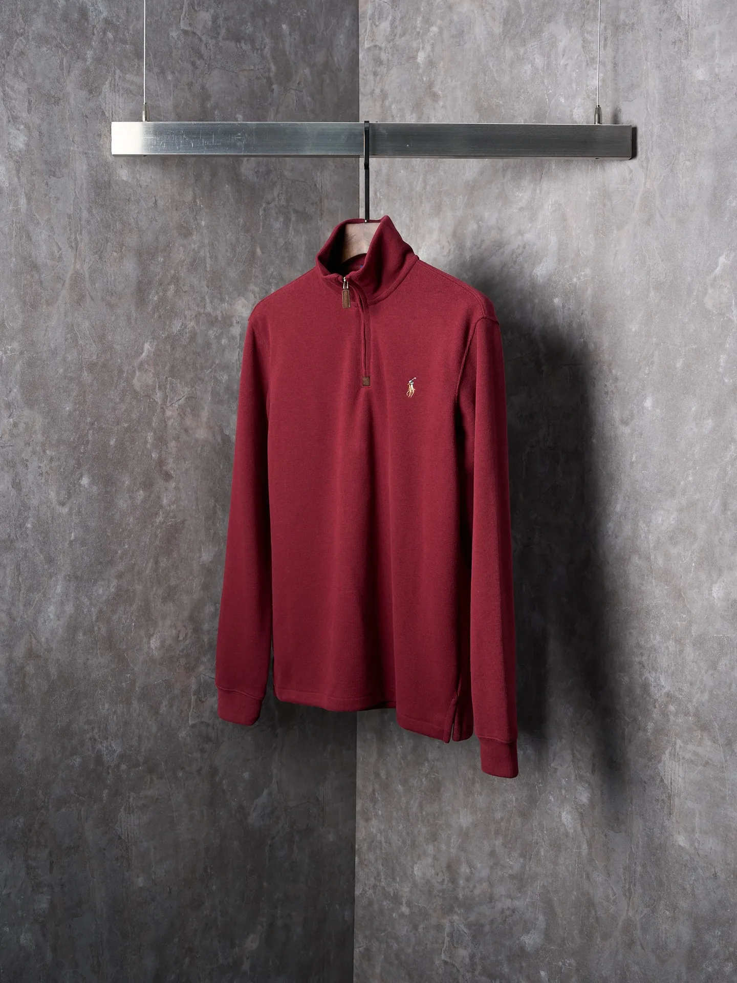 P350 Actual auction】Ralph Lauren/Ralph Lauren colorful pony logo embroidered zipper half turtleneck sweatshirt [Ready stock] S M L XL Customized Yayun essence cotton velvet material, soft and silky, comfortable and skin-friendly. It is based on low saturated brown and red and incorporates a hint of mystery of purple. The exquisite colorful pony logo jumps into burgundy and brings its own focus. It is fully recognizable. Simple and smooth lines outline the overall outline. The half-zip design is sublimated. The leather pull tab of the zipper head is aged, retaining slight rough edges, and hiding unintentional beauty. In the name of design, we create a new fashionable realm for sweatshirts. We use imported machine embroidery technology and use advanced computer control systems and precision mechanical components to realize pony logo embroidery operations. High precision. The lines are smooth and delicate. The fabrics have been washed and have a better hand feel. Not easy to deform, not easy to shrink, not easy to fade. Maintain long-term beauty and fit.
